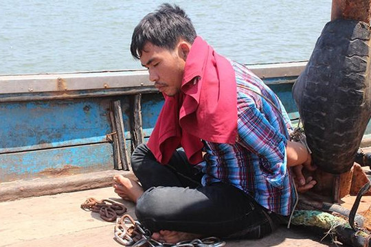Quảng Ngãi: Giải cứu 4 ngư dân Bình Thuận bị xích trên tàu cá