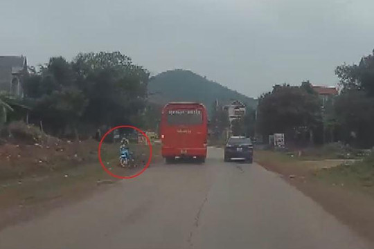 Xe khách vượt ẩu ép xe máy ngã văng vào vệ đường