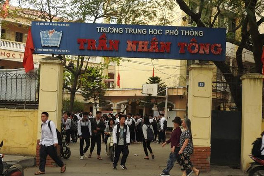 3 học sinh Hà Nội bị vữa rơi trúng đầu khi đang học