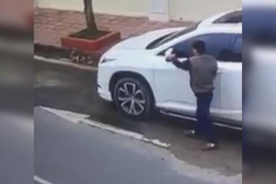 Đạo chích ngang nhiên cạy trộm mặt gương xe Lexus giữa ban ngày