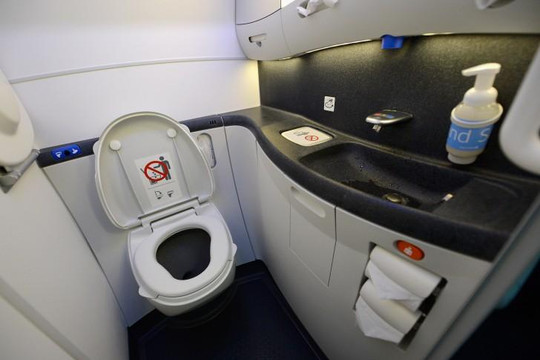 Bất cẩn khi sử dụng toilet trên máy bay và những điều không phải du khách nào cũng biết