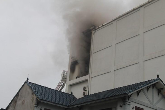 Cháy lớn tòa nhà karaoke 7 tầng ở Hà Tĩnh