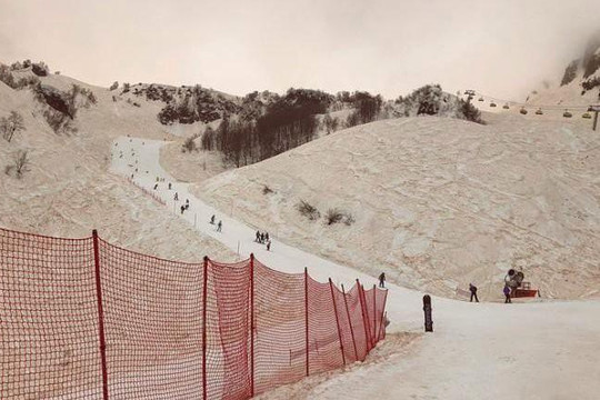 Tuyết màu cam biến khu trượt tuyết ở Nga trở thành 'sao Hỏa'