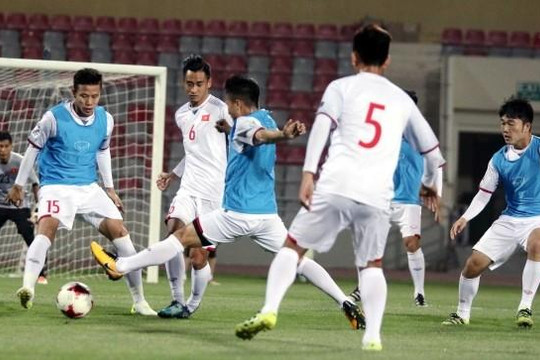 VIDEO: Tuyển Việt Nam tập làm quen sân trước trận đấu với Jordan