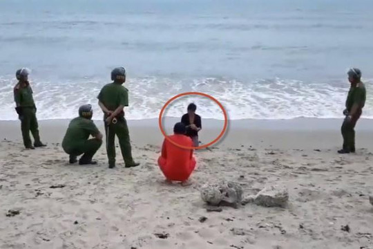 Clip thanh niên tưởng bị mổ lấy nội tạng, cầm dao tự sát ở bãi biển Nha Trang 