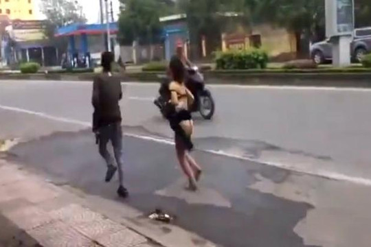 Clip cô gái mặc nội y đuổi theo chàng trai nghi quỵt tiền ở Hà Nội