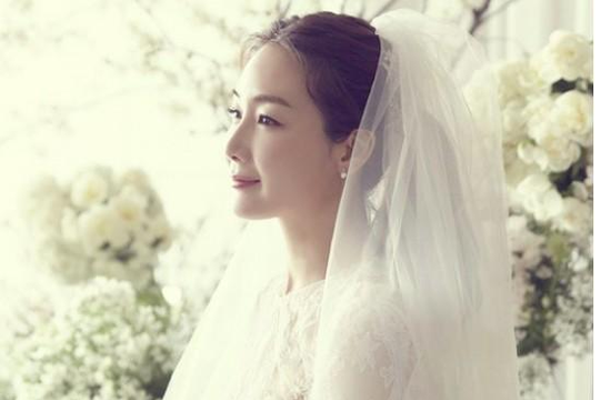 Lộ ảnh cưới hiếm hoi của 'nữ hoàng phim bi' Choi Ji Woo