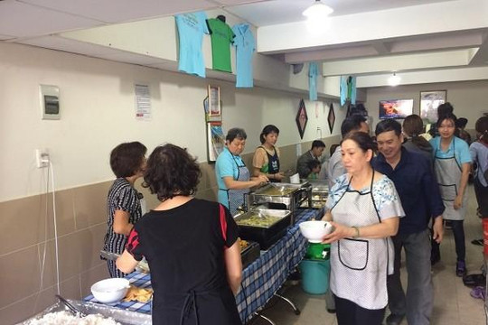 Ấm lòng nơi quán ăn từ thiện miễn phí giữa Sài Gòn