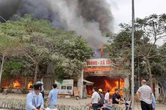 Cháy chợ Quang (Hà Nội): Đã khống chế ngọn lửa, không có thiệt hại nhân mạng