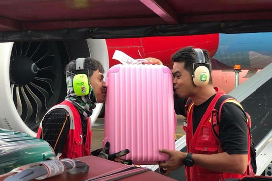 Sau khi bị tố quăng quật hành lý, nhân viên bốc xếp của AirAsia phải ôm hôn từng chiếc vali