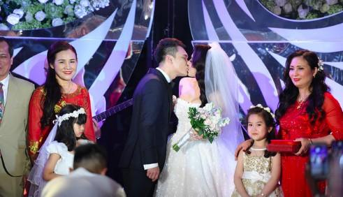 Ca sĩ Khắc Việt hạnh phúc, hôn vợ DJ xinh đẹp trong ngày cưới
