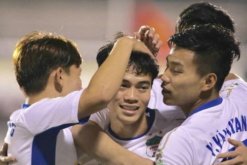 Những con số ấn tượng của vòng 4 V-League: Than Quảng Ninh chiếm ngôi đầu, HAGL thắng trận đầu tiên