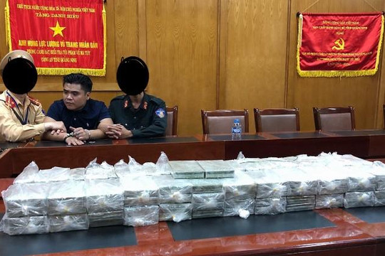 Khám xe biển số Lào, CSGT Quảng Ninh thu giữ 100 bánh heroin