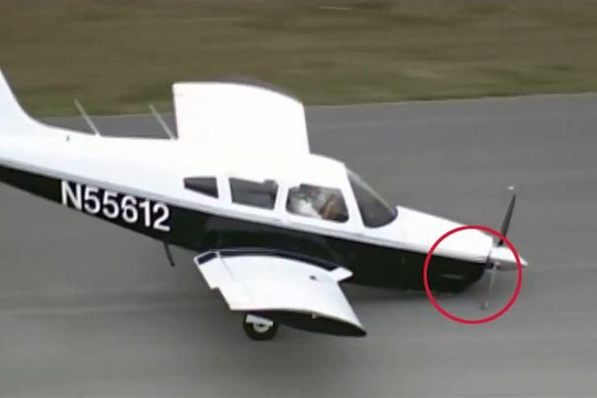 Hạ cánh an toàn khi máy bay lỗi kỹ thuật, phi công hôn mặt đất để tạ ơn