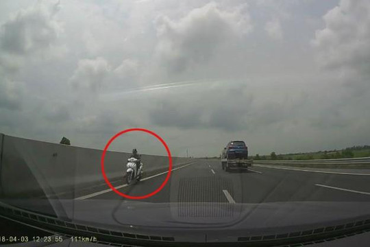 Người phụ nữ chạy xe máy ngược chiều bạt mạng trên cao tốc