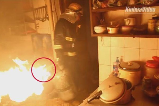 Lính cứu hỏa liều mình ôm bình gas đang bốc cháy ra ngoài
