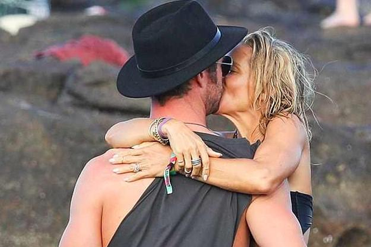 'Thần sấm' Chris Hemsworth hôn vợ say đắm trên bãi biển