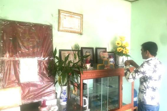 Sau khi cưỡng chế nhà, bàn thờ Bà mẹ VNAH được đưa đến ủy ban phường