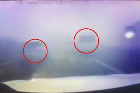 Khoảnh khắc khói bụi mù mịt khiến ô tô tông nhau trên cao tốc