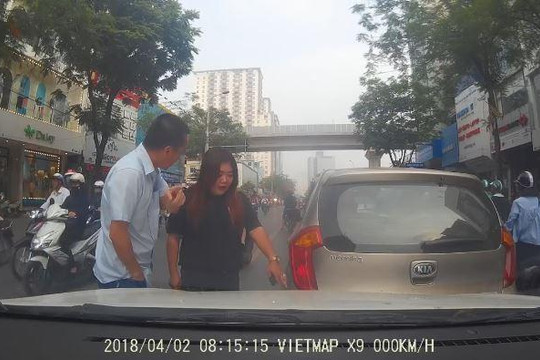 Lùi ô tô đâm vào xe người khác, nữ tài xế hùng hổ xuống bắt đền