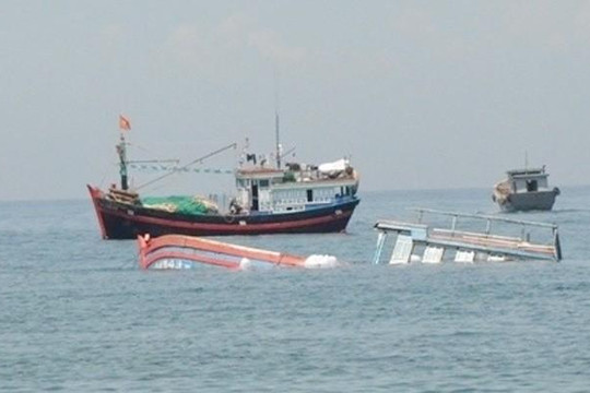 Hai tàu cá Nghệ An bị tàu vỏ sắt không rõ quốc tịch đâm chìm, 7 người bị thương