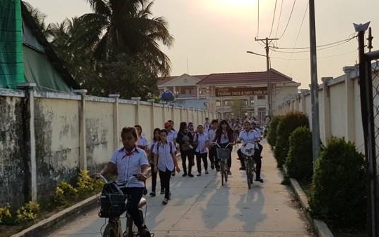 Hiệu trưởng mới cho học sinh đứng phạt vài tiết, phụ huynh đã không hài lòng