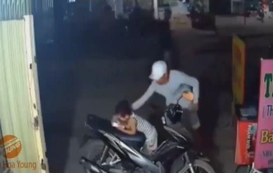 Tên cướp giật điện thoại trên tay bé trai ngay trước cửa nhà