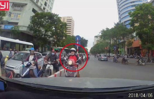 Người phụ nữ chạy xe máy lấn làn bị tài xế ô tô ép lùi trên phố