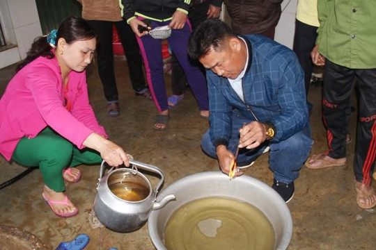 Hà Tĩnh: Giếng nước nhà dân biến thành giếng dầu diesel