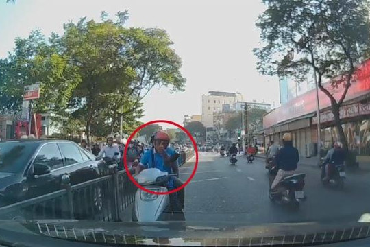 Đi xe máy ngược chiều vào làn ô tô, người đàn ông còn chỉ tay chửi tài xế