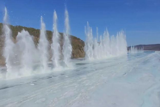 Video: Phá băng bằng thuốc nổ tạo thành những cột nước cao 12 mét