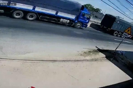 Khoảnh khắc kinh hoàng xe tải tông đuôi xe đầu kéo ở Bình Thuận