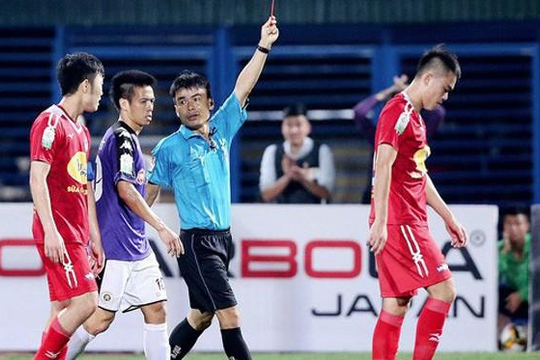 'Triệt hạ' cầu thủ U.23 Việt Nam, Tăng Tiến bị cấm thi đấu 5 trận cùng 25 triệu đồng