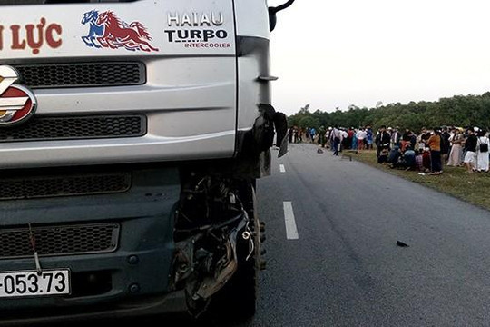 Thừa Thiên-Huế: Xe máy đấu đầu ô tô tải, hai thanh niên tử nạn