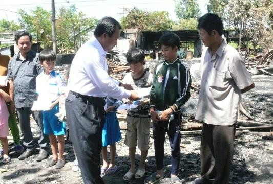 Cà Mau: Trao tiền của Bộ GD-ĐT giúp giáo viên, học sinh bị hỏa hoạn