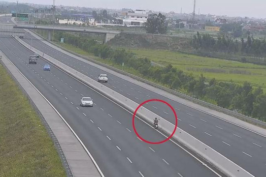 Xe máy chạy ngược chiều vun vút trên cao tốc Hà Nội - Hải Phòng