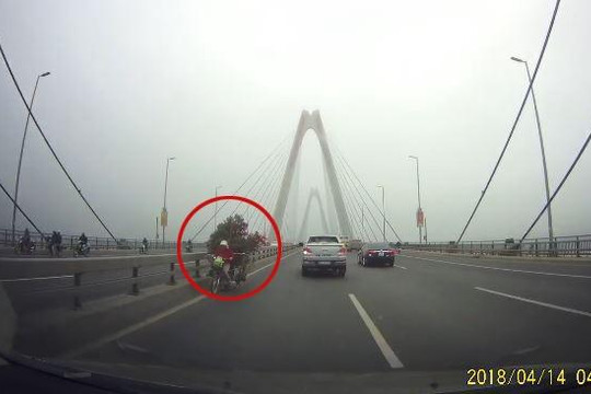 Thót tim trước cảnh xe máy chở cây chạy ngược chiều trên cầu Nhật Tân
