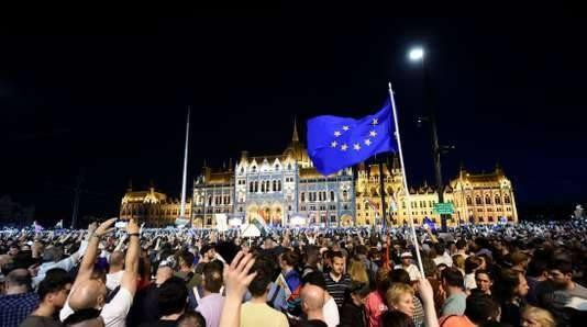 Hungary: Hàng chục ngàn người xuống đường 'bảo vệ nền dân chủ'