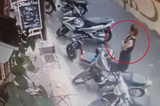 Người phụ nữ thản nhiên dắt trộm xe đạp điện trên phố đông người