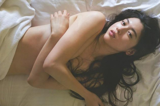 Ngắm thân hình nóng bỏng, gương mặt ngây thơ của mỹ nữ Nhật trên tạp chí Playboy