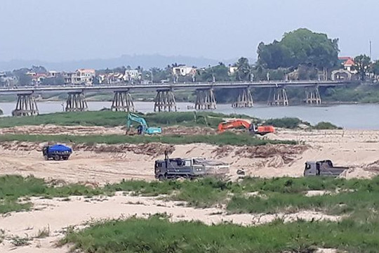 Chủ tịch Quảng Ngãi chỉ đạo xử lý việc khai thác cát dọc sông Trà Khúc