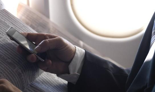 Không tắt điện thoại di động trên máy bay nguy hiểm đến cỡ nào?
