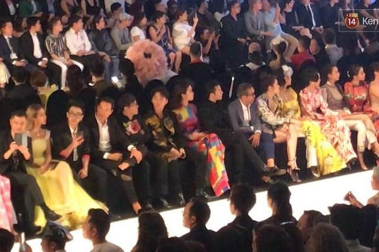 Sơn Tùng M-TP vui vẻ chụp ảnh cùng Hoa hậu Đỗ Mỹ Linh trên hàng ghế đầu show thời trang