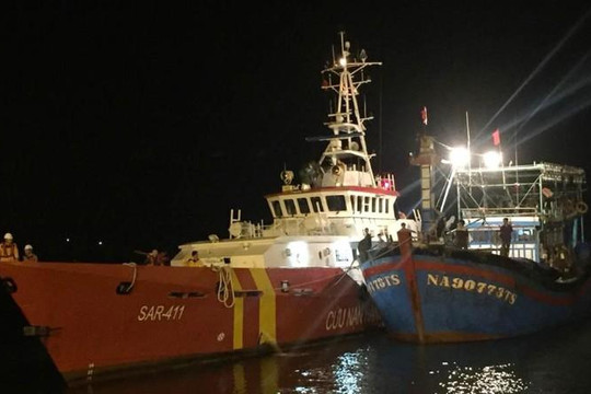 Tàu SAR 411 cứu sống 13 ngư dân trên tàu cá sắp chìm 