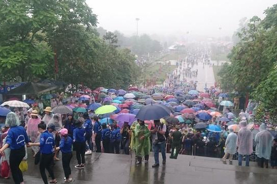 Hàng vạn người đội mưa về Đền Hùng dự quốc giỗ