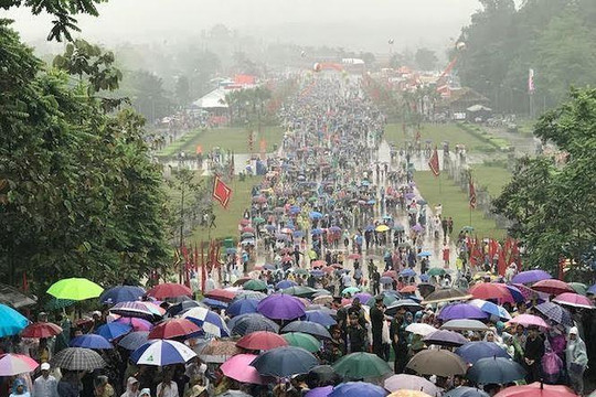 Hàng vạn người dân dầm mưa đi giỗ Tổ tại đền Hùng