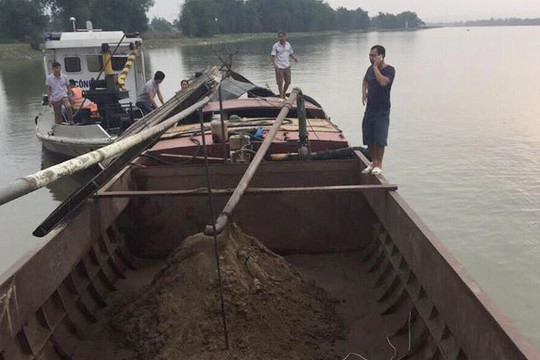 Nghệ An: Đoàn kiểm tra tình trạng trộm cát trên sông Lam bị đe dọa, khống chế