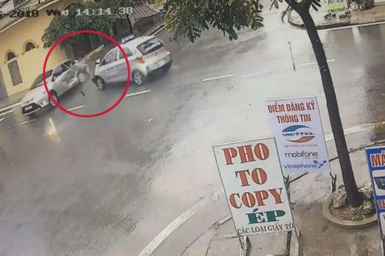 Taxi đâm xe con thảm khốc tại ngã tư 'tử thần' ở Nam Định