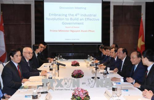 Thủ tướng Nguyễn Xuân Phúc lắng nghe kinh nghiệm về cách mạng 4.0 tại Singapore