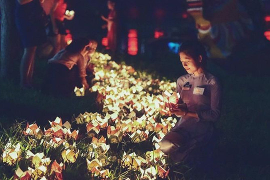 Thả 5.000 hoa đăng trên sông Hương cầu quốc thái dân an